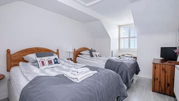 4 bedrooms, iron/ironing board, free WiFi, bed sheets