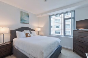 Desk, iron/ironing board, WiFi, bed sheets - Luxury Apt Near Kendall Square (Cambridge, MA)