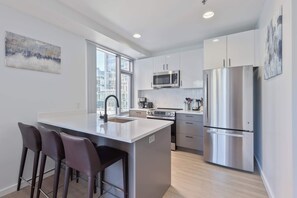 Fridge, microwave, oven, stovetop - Luxury Apt Near Kendall Square (Cambridge, MA)