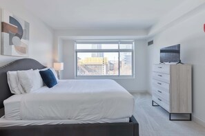 Desk, iron/ironing board, WiFi, bed sheets - Modern Riverside Retreat Near Kendall Square (Cambridge, MA)