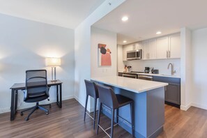 Fridge, microwave, oven, stovetop - Modern Riverside Retreat Near Kendall Square (Cambridge, MA)