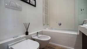 Apartamento (1 Bedroom) | Banheiro | Banheira, bidê