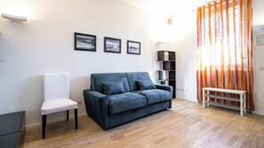 Appartamento (1 Bedroom) | Area soggiorno | TV 32 pollici con canali via cavo