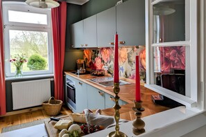 Fridge, oven, stovetop, dishwasher