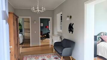 Tabla de planchar con plancha, wifi y ropa de cama