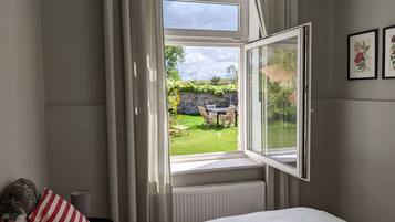 BĂŒgeleisen/BĂŒgelbrett, WLAN, BettwĂ€sche