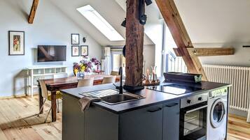 Fridge, oven, stovetop, dishwasher