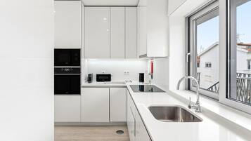 Coffee/tea maker, fridge, microwave, oven
