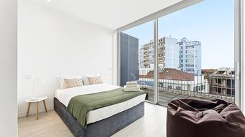 2 habitaciones, tabla de planchar con plancha, internet y ropa de cama
