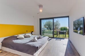 4 bedrooms, iron/ironing board, free WiFi, bed sheets
