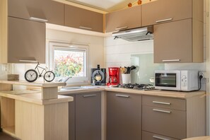 Réfrigérateur, micro-ondes, plaque de cuisson, cafetière/bouilloire