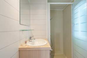 Shower - Mobile Home “5 Minutes from the Beach” with Shared Pool and Private Terrace (Saint-Augustin)