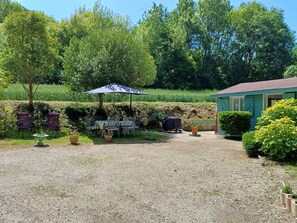 Outdoor dining - Charming 2-Epis Rated "Chalet du Bosc" House with Garden and Air Conditioning (Montcuq-en-Quercy-Blanc)
