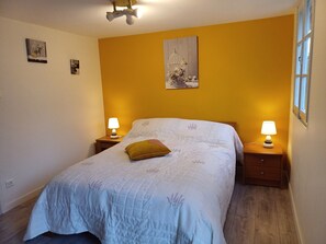 3 chambres, fer et planche à repasser