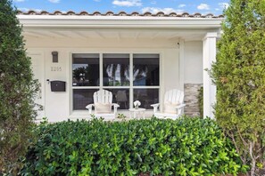 Property grounds - Lighthouse Luxury Escape w/ Pool & BBQ (Lighthouse Point)