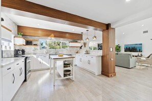 Fridge, microwave, oven, stovetop - Lighthouse Luxury Escape w/ Pool & BBQ (Lighthouse Point)