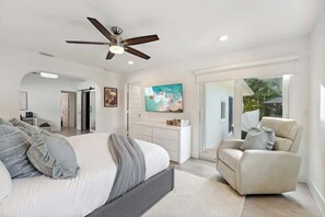 3 bedrooms, desk, iron/ironing board, travel cot - Lighthouse Luxury Escape w/ Pool & BBQ (Lighthouse Point)