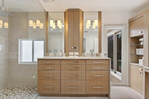 Shower, hair dryer, towels, shampoo - Lighthouse Luxury Escape w/ Pool & BBQ (Lighthouse Point)