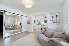 3 Schlafzimmer, Schreibtisch, Bügeleisen/Bügelbrett, Reisekinderbett