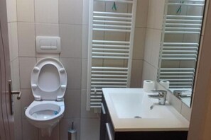 Ducha, secador de pelo, toallas y jabón