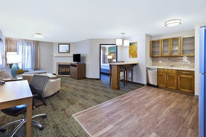 Interior - 1BR Suite w/ Fireplace & Kitchen + Breakfast | Near Mizzou (Columbia)