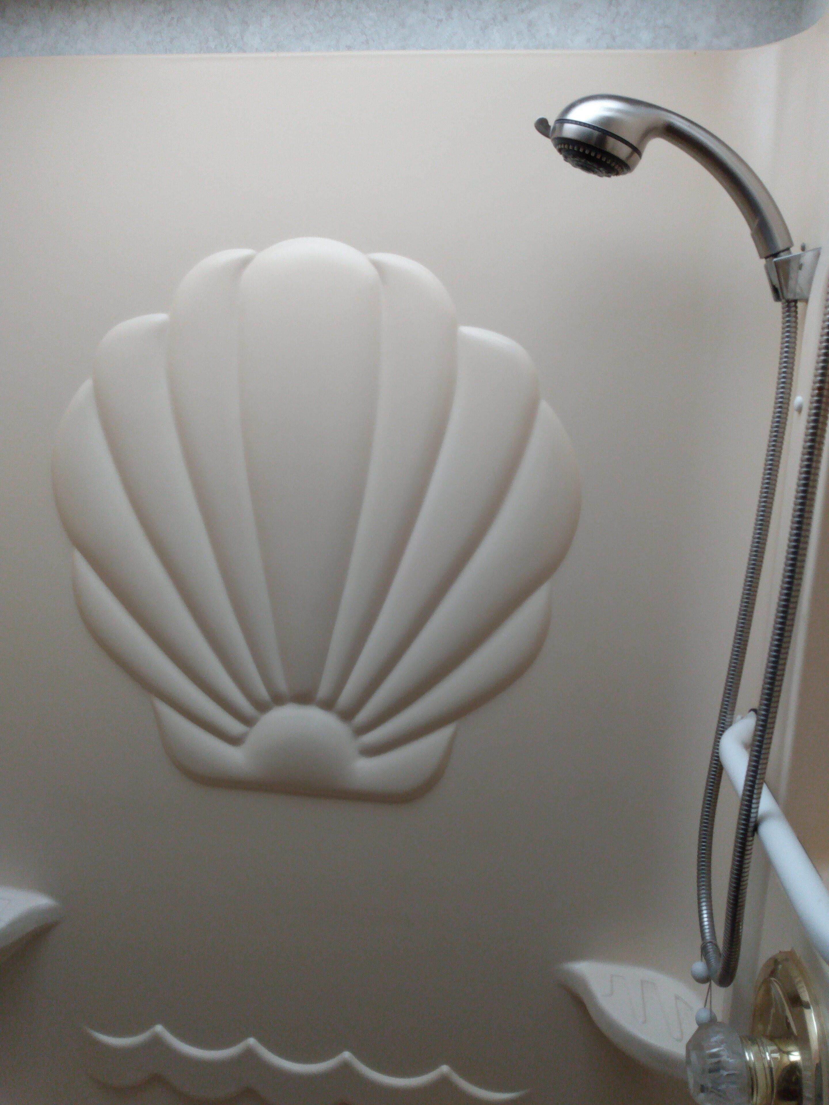 Een douche, zeep, toiletpapier