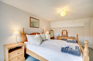Desk, iron/ironing board, WiFi, bed sheets