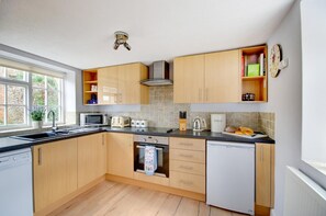 Kylskåp, mikrovågsugn, ugn och spishäll