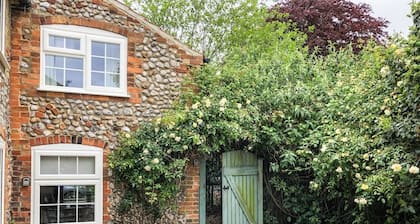 Central Traditional Carpenters Cottage with Parking