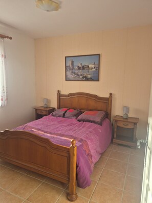 4 bedrooms, desk, iron/ironing board, travel crib