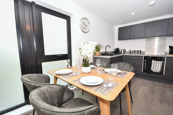 Dining - Spacious 2 Bed Apartment in Central Liverpool (Liverpool)