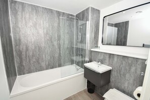 Shower, hair dryer, towels, shampoo - Spacious 2 Bed Apartment in Central Liverpool (Liverpool)