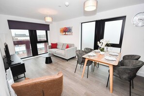 TV, offices - Spacious 2 Bed Apartment in Central Liverpool (Liverpool)