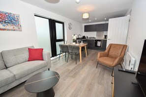 TV, offices - Spacious 2 Bed Apartment in Central Liverpool (Liverpool)