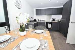 Fridge, microwave, oven, stovetop - Spacious 2 Bed Apartment in Central Liverpool (Liverpool)