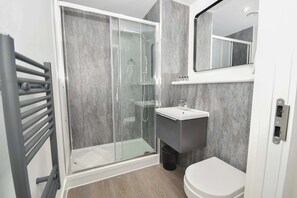 Shower, hair dryer, towels, shampoo - Spacious 2 Bed Apartment in Central Liverpool (Liverpool)