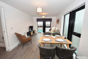 Dining - Spacious 2 Bed Apartment in Central Liverpool (Liverpool)