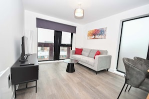 TV, offices - Spacious 2 Bed Apartment in Central Liverpool (Liverpool)