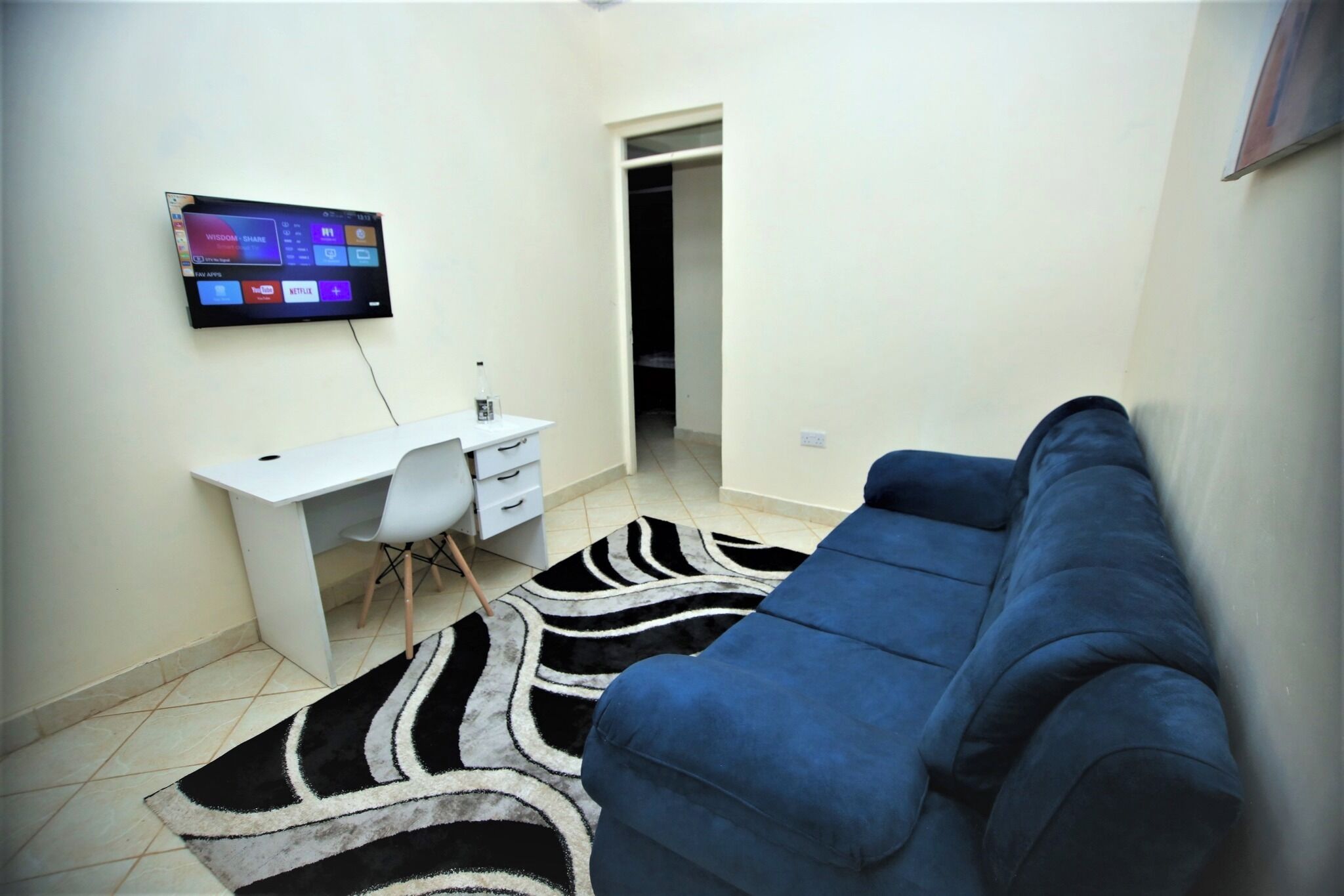 Business-Apartment | Wohnbereich | 24-Zoll-Smart-TV mit Digitalempfang