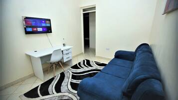 Business-Apartment | Wohnbereich | 24-Zoll-Smart-TV mit Digitalempfang