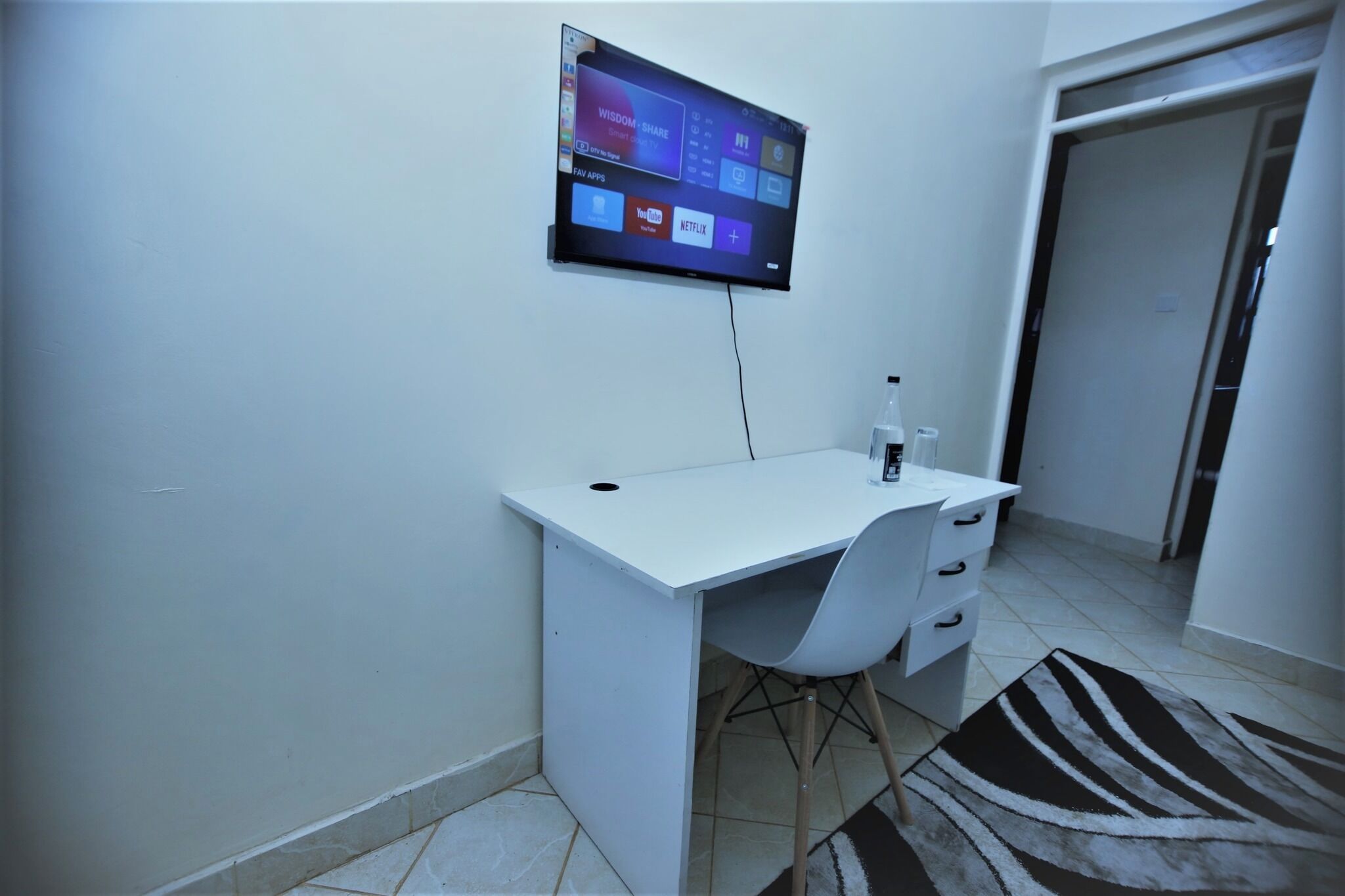 Business-lejlighed | Opholdsområde | 24-tommers smart-tv med digitale kanaler