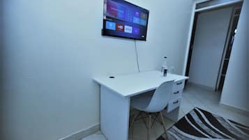 Business-lejlighed | Opholdsområde | 24-tommers smart-tv med digitale kanaler