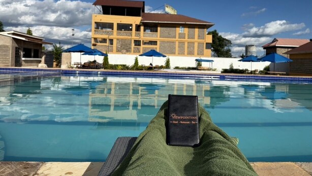 Vue sur la piscine, avec le bâtiment de l'hôtel Viewpoint Inn en arrière-plan.