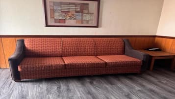 Classic Double or Twin Room | Living area