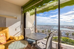 Outdoor dining - The Splendid Grande Pyramide with Sea View, Wi-Fi, and Air Conditioning (La Grande-Motte)