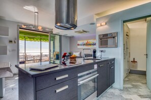 Frigorífico, microondas, horno y placa de cocina