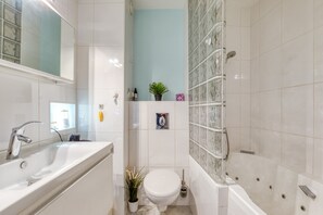 Shower, hair dryer, towels - The Splendid Grande Pyramide with Sea View, Wi-Fi, and Air Conditioning (La Grande-Motte)