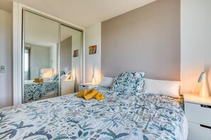 Iron/ironing board, WiFi, bed sheets - The Splendid Grande Pyramide with Sea View, Wi-Fi, and Air Conditioning (La Grande-Motte)