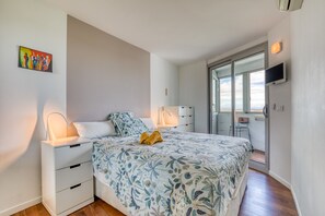 Tabla de planchar con plancha, wifi, ropa de cama