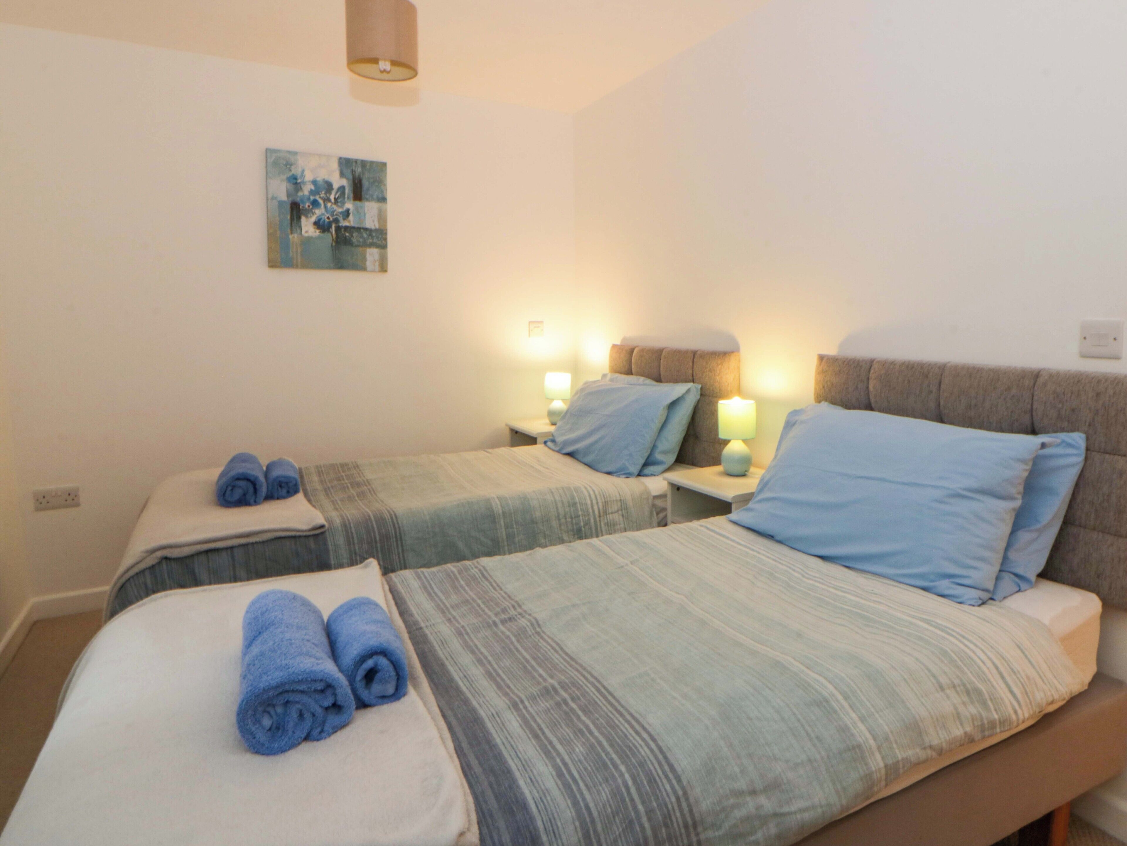 2 Schlafzimmer, individuell dekoriert, individuell eingerichtet